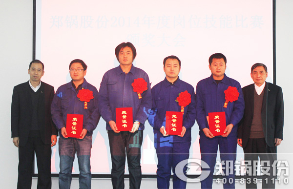 電子商務(wù)及銷售管理總監(jiān)張修冰、質(zhì)量總監(jiān)能江嶺為獲獎(jiǎng)第三名員工鄭軍等頒發(fā)榮譽(yù)證書