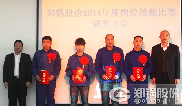 副總裁張文輝、總經(jīng)理?xiàng)钣枞A為獲獎(jiǎng)第二名員工胡勝偉、吳鵬飛、劉衛(wèi)鋒等頒發(fā)榮譽(yù)證書